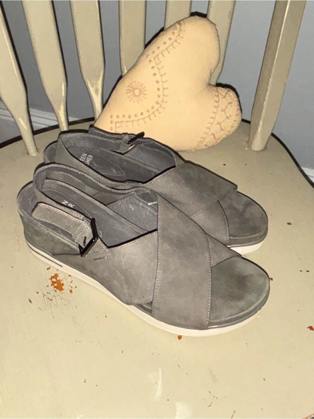 Eileen Fisher Sz 8.5 Gray Cross-Band  leather shoes